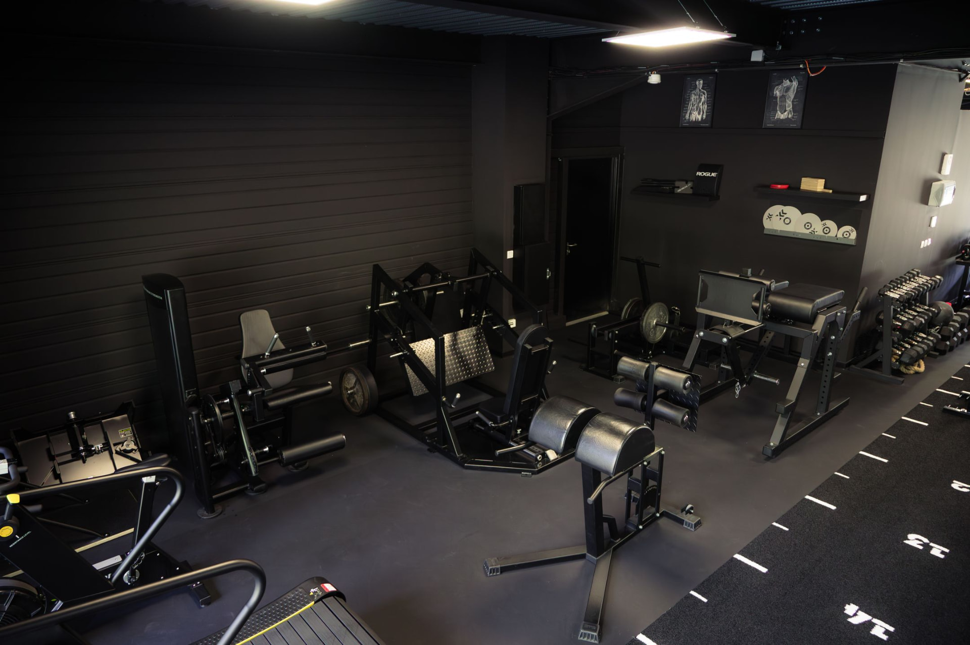Machines de musculation et haltères