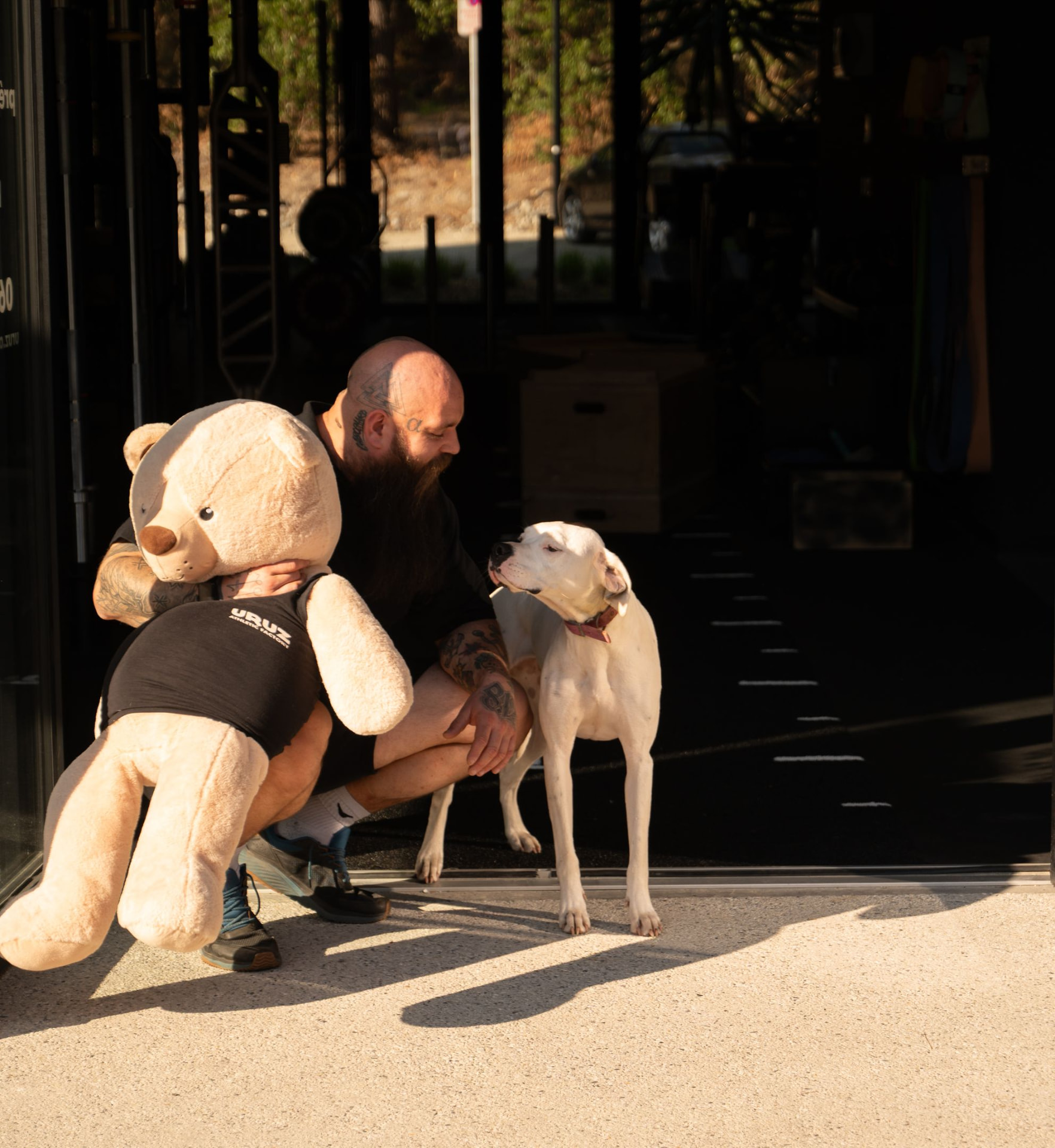Coach Uruz avec son chien devant la salle