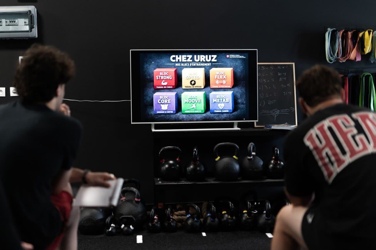 Tableau de séance et explication technique à la salle Uruz Athletic Factory